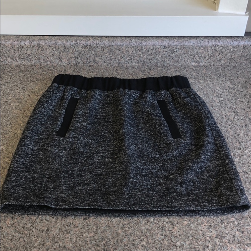 Loft skirt With two front pockets.